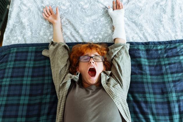 Creative Highlights Symbolbilder Teenager-Mädchen mit gebrochenem Arm, mit Brille, rote Haare, im Schlafzimmer Teenager-Mädchen mit gebrochenem Arm, mit Brille, rote Haare, im Schlafzimmer (License=RF) ,model released, Symbolfoto Copyright: xZoonar.com LarysaxStefaniukx 23612125 ,model released, Symbolfoto ,property released