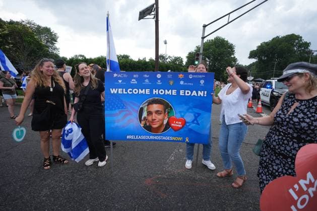 News Themen der Woche KW25 Freed American hostage Edan Alexander back in New Jersey TENAFLY, NJ, USA - JUNE 19: People waving Israeli and American flags gather in the streets to pay tribute to Edan Alexander, an American taken hostage during the Oct. 7, 2023 Hamas attack on Israel, who has returned his hometown in Tenafly, New Jersey on June 19, after he was released on May 12 in a deal. Lokman Vural Elibol Anadolu New Jersey United States. Editorial use only. Please get in touch for any other usage.  Copyright: x2025xAnadoluxLokmanxVuralxElibolx