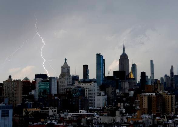 News Themen der Woche KW25 News Bilder des Tages A bolt of lightning strikes near the Empire State Building in the Manhattan Skyline in New York City on Thursday, June 19, 2025. A teenager was struck by lightning in that same thunderstorm in Manhattan on Thursday afternoon.  NYP20250619102 JohnxAngelillo