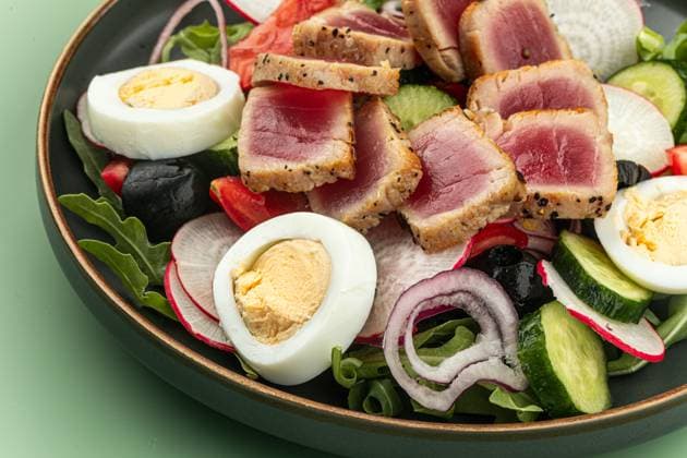 Portion Salat nicoise mit Thunfisch und Eiern Portion Salat nicoise mit Thunfisch und Eiern (License=RF) Copyright: xZoonar.com MaximxSparishx 23627721