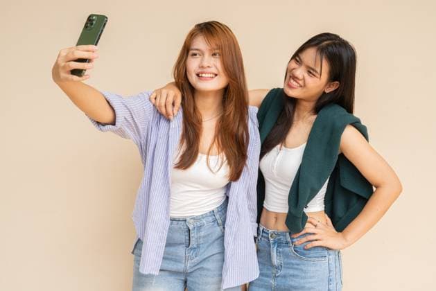 Porträt von zwei jungen Frauen an einer schlichten Wand Portrait of two young Asian woman against plain wall (License=RF) ,model released, Symbolfoto Copyright: xZoonar.com TonixRantalax 23636049 ,model released, Symbolfoto ,property released