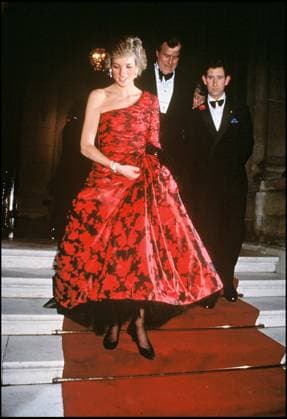 ARCHIVES - LE PRINCE CHARLES D ANGLETERRE ET LA PRINCESSE LADY DIANA SORTANT DE L AMBASSADE DE GRANDE BRETAGNE LORS D UNE VISITE EN FRANCE Paris France *** Archiv der Prinz CHARLES D England und DIE PRINZESSIN LADY DIANA ABGEHEND von L Botschaft von GRANDE BRETAGNE LORS D EINE Visite IN Frankreich Paris Frankreich  Copyright: xPATERSONx xBESTIMAGExPATERSONx xBESTIMAGEx