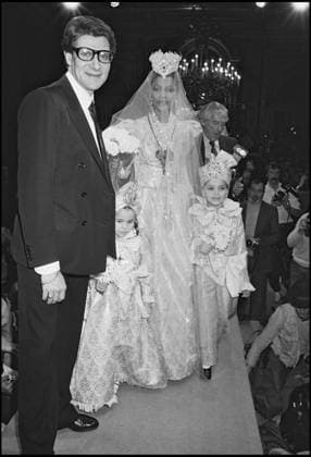 ARCHIVES - MOUNIA - YVES SAINT LAURENT AVEC UNE DE SES MANNEQUINS EN ROBE DE MARIEE LORS DU DEFILE ORGANISE AU LIDO Paris France *** Archiv MOUNIA YVES Heiliger LAURENT mit EINE von SES MANNEQUINS IN Kleid von MARIEE LORS VON DEFILE ORGANISIERT Au LIDO Paris Frankreich  Copyright: xBERTRANDxRINDOFFxPETROFFx xBESTIMAGExBERTRANDxRINDOFFxPETROFFx xBESTIMAGEx