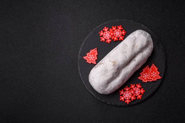 Weihnachtsstollen, eine deutsche Süßspeise mit Marzipan und Früchten. Winter-Weihnachtsstollen Weihnachtsstollen, eine deutsche Süßspeise mit Marzipan und Früchten. Winter-Weihnachtsstollen (License=RF) Copyright: xZoonar.com TetianaxChernykovax 23643438