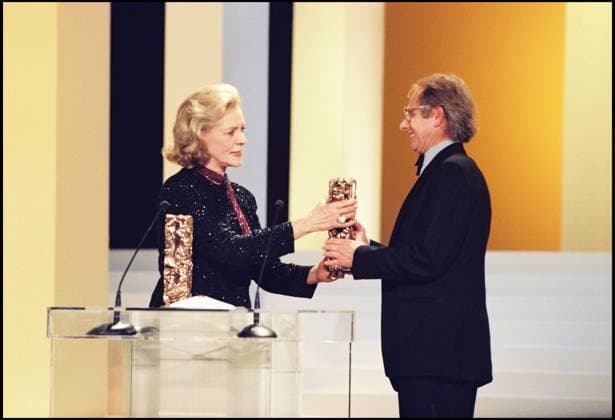 ARCHIVES - LAUREN BACALL CESAR D HONNEUR EN 1996 AVEC KEN LOACH CESAR DU MEILLEUR FILM ETRANGER POUR LAND AND FREEDOM Paris France *** Archiv LAUREN BACALL CESAR D EHRUNG IN 1996 mit KEN LOACH CESAR VON beste Film AUSLANDER für LAND AND FREEDOM Paris Frankreich  Copyright: xRINDOFF-FIZETx xBESTIMAGExRINDOFF-FIZETx xBESTIMAGEx