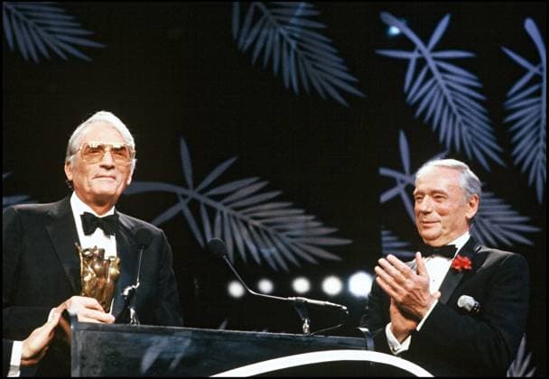 ARCHIVES - GREGORY PECK ET YVES MONTAND LORS DU FESTIVAL DE CANNES EN 1989 Cannes France *** Archiv GREGORY PECK und YVES MONTAND LORS VON FESTIVAL von Cannes IN 1989 Cannes Frankreich  Copyright: xANGELI-RINDOFFx xBESTIMAGExANGELI-RINDOFFx xBESTIMAGEx