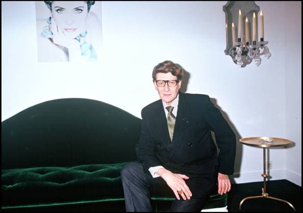 ARCHIVES - YVES SAINT LAURENT A LA SOIREE DE LANCEMENT YVES SAINT LAURENT INSTITUT DE BEAUTE , DERRIERE LUI, UNE AFFICHE PORTRAIT DE CATHERINE DENEUVE Paris France *** Archiv YVES Heiliger LAURENT A DIE ABENDFEIER von LANCIERUNG YVES Heiliger LAURENT INSTITUT von BEAUTE , DERRIERE ER EINE POSTER Porträt von CATHERINE DENEUVE Paris Frankreich  Copyright: xAGENCEx xBESTIMAGExAGENCEx xBESTIMAGEx