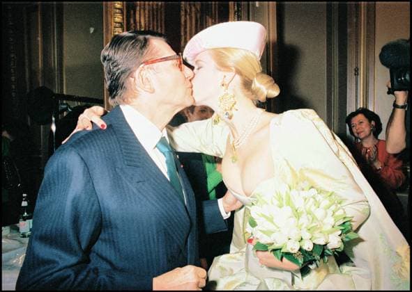 ARCHIVES - YVES SAINT LAURENT EMBRASSE LA MANNEQUIN CLAUDIA SCHIFFER , COLLECTION HAUTE COUTURE PRINTEMPS ETE 1997 Paris France *** Archiv YVES Heiliger LAURENT EMBRASSE DIE MANNEQUIN CLAUDIA SCHIFFER , COLLECTION HAUTE COUTURE Frühling SOMMER 1997 Paris Frankreich  Copyright: xRINDOFF-GARCIAx xBESTIMAGExRINDOFF-GARCIAx xBESTIMAGEx