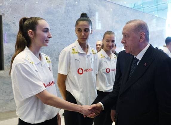 Turkish President Recep Tayyip Erdogan ISTANBUL, TURKIYE - JUNE 20: (----EDITORIAL USE ONLY - MANDATORY CREDIT - TURKISH PRESIDENCY MUSTAFA KAMACI HANDOUT - NO MARKETING NO ADVERTISING CAMPAIGNS - DISTRIBUTED AS A SERVICE TO CLIENTS----) Turkish President Recep Tayyip Erdogan (R) shake hands with the players as he receives Turkish National Women s Volleyball Team in Istanbul, Turkiye on June 20, 2025. Turkish Presidency Mustafa Kamaci Anadolu Istanbul Turkey. Editorial use only. Please get in touch for any other usage.  Copyright: x2025xAnadoluxTurkishxPresidencyx xMustafaxKamacix