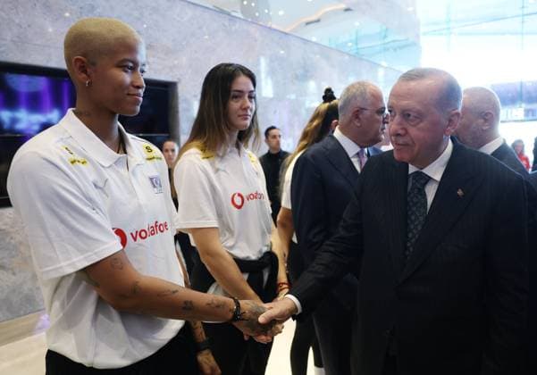 Turkish President Recep Tayyip Erdogan ISTANBUL, TURKIYE - JUNE 20: (----EDITORIAL USE ONLY - MANDATORY CREDIT - TURKISH PRESIDENCY MUSTAFA KAMACI HANDOUT - NO MARKETING NO ADVERTISING CAMPAIGNS - DISTRIBUTED AS A SERVICE TO CLIENTS----) Turkish President Recep Tayyip Erdogan (R) shake hands with the players as he receives Turkish National Women s Volleyball Team in Istanbul, Turkiye on June 20, 2025. Turkish Presidency Mustafa Kamaci Anadolu Istanbul Turkey. Editorial use only. Please get in touch for any other usage.  Copyright: x2025xAnadoluxTurkishxPresidencyx xMustafaxKamacix