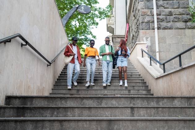 Eine Gruppe nachdenklicher afroamerikanischer Freunde diskutiert enthusiastisch verschiedene Themen, geht im Freien spazieren Eine Gruppe nachdenklicher afroamerikanischer Freunde diskutiert enthusiastisch verschiedene Themen, geht im Freien spazieren (License=RF) ,model released, Symbolfoto Copyright: xZoonar.com DmitriixMarchenkox 23623355 ,model released, Symbolfoto ,property released