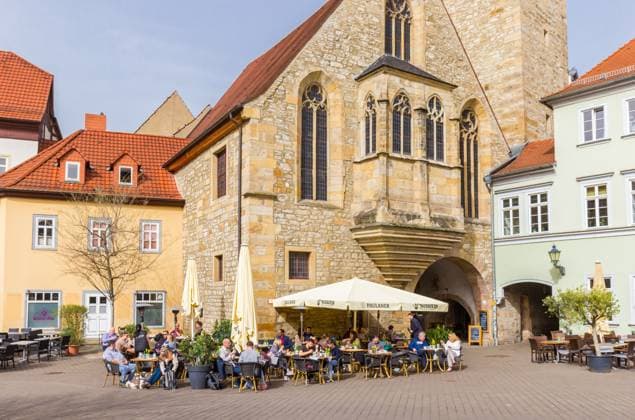 Menschen genießen das Frühlingswetter in einem Café in Erfurt, Deutschland People enjoying the spring weather at a cafe in Erfurt, Germany (License=RM) Copyright: xZoonar.com MarcxVenemax 23640532
