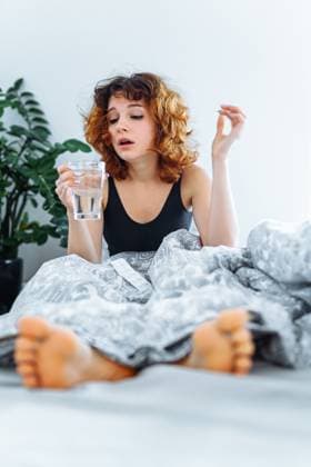 IMAGO Creative, Gesellschaft, Leisure Sickness Morgen Kopfschmerzen Frau Kater young woman with makeup in bed with headache, hangover, nausea, flu (License=RF) ,model released, Symbolfoto Copyright: xZoonar.com stefaniax 23632956 ,model released, Symbolfoto ,property released