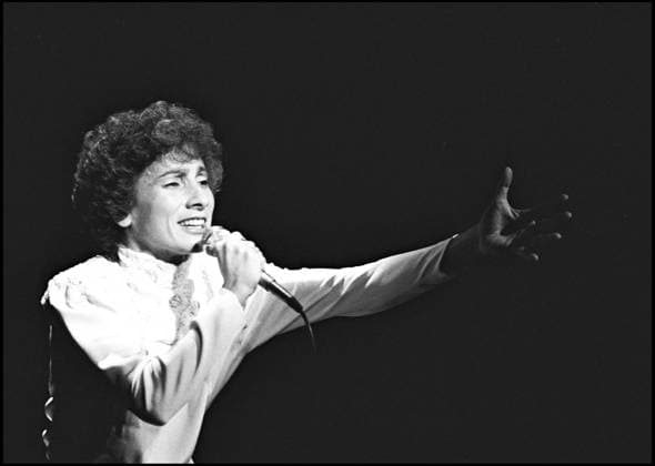 ARCHIVES - MARIE PAULE BELLE SUR LA SCENE DE L OLYMPIA EN 1980 Paris France *** Archiv Maria PAULE BELLE auf DIE SZENE von L OLYMPIA IN 1980 Paris Frankreich  Copyright: xLAURENTxSOLAx xBESTIMAGExLAURENTxSOLAx xBESTIMAGEx