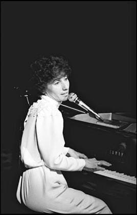 ARCHIVES - MARIE PAULE BELLE SUR LA SCENE DE L OLYMPIA EN 1980 Paris France *** Archiv Maria PAULE BELLE auf DIE SZENE von L OLYMPIA IN 1980 Paris Frankreich  Copyright: xLAURENTxSOLAx xBESTIMAGExLAURENTxSOLAx xBESTIMAGEx
