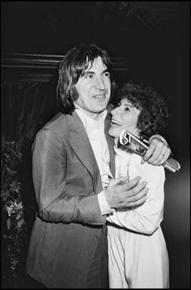 ARCHIVES - MARIE PAULE BELLE DANS LES COULISSES DE L OLYMPIA AVEC SERGE LAMA APRES UN CONCERT EN 1980 Paris France *** Archiv Maria PAULE BELLE in sie KULISSEN von L OLYMPIA mit SERGE LAMA NACH ein Konzert IN 1980 Paris Frankreich  Copyright: xLAURENTxSOLAx xBESTIMAGExLAURENTxSOLAx xBESTIMAGEx