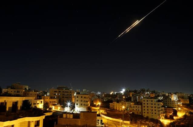 News Themen der Woche KW25 News Bilder des Tages Iranian missiles seen over West Bank HEBRON, WEST BANK - JUNE 21: Missiles fired from Iran in retaliation for Israeli attacks are seen in the sky over the Hebron, West Bank on June 21, 2025. Wisam Hashlamoun Anadolu Hebron West Bank. Editorial use only. Please get in touch for any other usage.  Copyright: x2025xAnadoluxWisamxHashlamounx