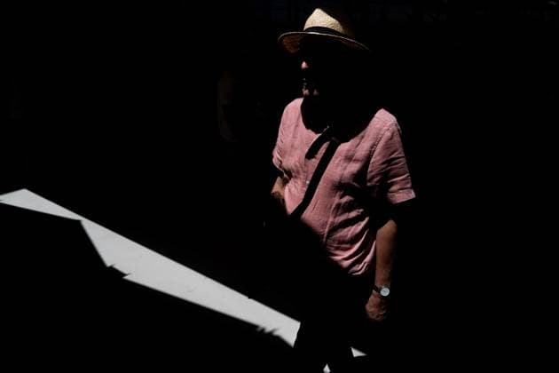 IMAGO Creative, Jahreszeit Sommer, Hitze June 20, 2025, Porto, Santiago, Portugal: A man walks through the Mercado do Bolhao in Porto, Portugal. Porto Portugal - ZUMAb332 20250620_zip_b332_014 Copyright: xMatiasxBasualdox