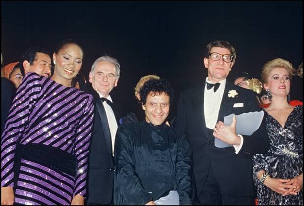 ARCHIVES - BARBARA HENDRICKS, PIERRE CARDIN, AZZEDINE ALAIA, YVES SAINT LAURENT, ET CATHERINE DENEUVE AUX OSCARS DE LA MODE PARIS EN 1986 Paris France *** Archiv BARBARA HENDRICKS, Gestein CARDIN, AZZEDINE ALAIA, YVES Heiliger LAURENT, und CATHERINE DENEUVE AUX OSCARS von DIE Mode Paris IN 1986 Paris Frankreich  Copyright: xRINDOFF-PATERSONx xBESTIMAGExRINDOFF-PATERSONx xBESTIMAGEx