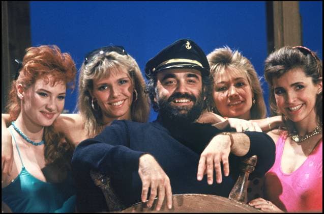 ARCHIVES - DEMIS ROUSSOS ET LES COCOGIRLS (AVEC FANFAN FRANCOISE NICOD KLEBER ET NATTY TARDIVEL BELMONDO) LORS D UN SHOW TELE EN 1986 France *** Archiv DEMIS ROUSSOS und sie COCOGIRLS mit FANFAN FRANCOISE NICOD KLEBER und NATTY TARDIVEL BELMONDO LORS D ein Show TELE IN 1986 Frankreich  Copyright: xASLANx xBESTIMAGExASLANx xBESTIMAGEx