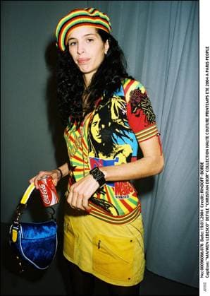 MAIWENN LE BESCO DEFILE CHRISTIAN DIOR COLLECTION HAUTE COUTURE PRINTEMPS ETE 2004 A PARIS PEOPLE PLAN AMERICAIN FEMININ BONNET RASTA SAC Dior Boire coca cola France *** MAIWENN der BESCO DEFILE CHRISTIAN DIOR COLLECTION HAUTE COUTURE Frühling SOMMER 2004 A Paris PEOPLE Plan AMERIKANISCH FEMININ BONNET RASTA Handtasche Dior trinken coca Cola Frankreich  Copyright: xRINDOFF-BORDEx xBESTIMAGExRINDOFF-BORDEx xBESTIMAGEx
