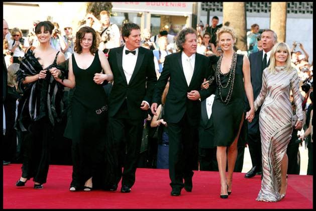 Festival de Cannes SONIA AQUINO EMILY WATSON STEPHEN HOPKINS GEOFFREY RUSH CHARLIZE THERON BRITT EKLAND - MARCHES DU FILM THE LIFE AND DEATH OF PETER SELLERS - 57EME FESTIVAL DU FILM DE CANNES 2004 FEMININ COMEDIENNE ACTRICE PLEIN PIED HOMME REALISATEUR COMEDIEN ACTEUR Cannes France *** Festival von Cannes SONIA AQUINO EMILY WATSON STEPHEN HOPKINS GEOFFREY RUSH CHARLIZE THERON BRITT EKLAND Marken VON Film THE LIFE AND DEATH OF PETER SELLERS 57EME FESTIVAL VON Film von Cannes 2004 FEMININ COMEDIENERIN Schauspielerin voll Fuß Mann REGISSEUR COMEDIENER Schauspieler Cannes Frankreich  Copyright: xBORDE-JACOVIDESx xBESTIMAGExBORDE-JACOVIDESx xBESTIMAGEx