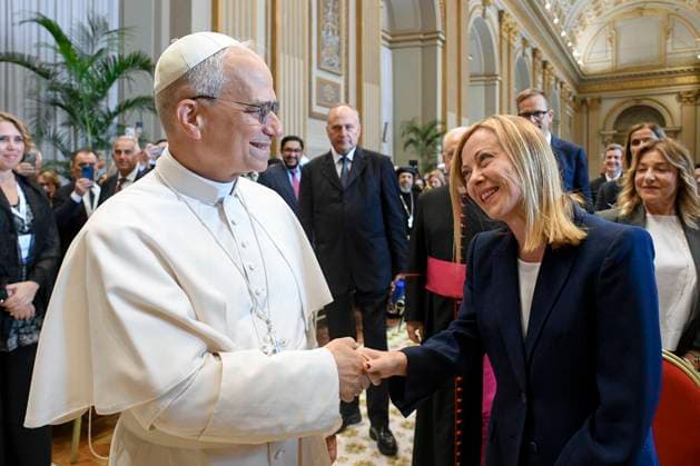 News Themen der Woche KW25 News Bilder des Tages ITALY - POPE LEO XIV ,EETS WITH PARTICIPANTS IN THE JUBILEE OF THE RULERS IN THE VATICAN - 2025 6 21 Italy, Rome, 2025 6 21 Pope Leo XIV (L) shaking hands with Italy s Prime Minister Giorgia Meloni as he meets with participants in the Jubilee of the Rulers, in The Vatican. EDITORIAL USE ONLY - NO BOOKS Copyright: xVATICANxMEDIAx