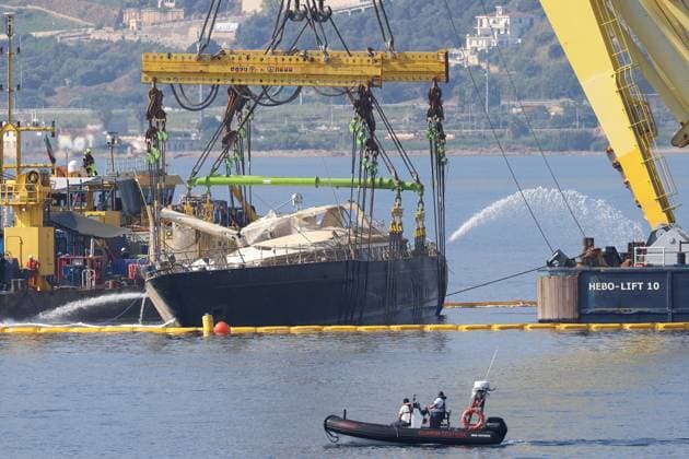 Bilder des Jahres 2025, News 06 Juni News Themen der Woche KW25 News Bilder des Tages Wreck of the luxury yacht Bayesian remerges from the waters at Porticello ITALY, SICILY - JUNE 21: The wreckage of the luxury yacht Bayesian, which sank during a storm in August last year off the coast of Porticello, Sicily, killing seven people including British businessman Mike Lynch, is lifted from the seabed with the help of two floating cranes in Sicily, Italy, on June 21, 2025. The 75-meter aluminum mast was cut off before the operation. Journalists aboard the Italian Coast Guard vessel Diciotti approached the wreck to capture close-up footage. Alberto Lo Bianco Anadolu Sicily Italy. Editorial use only. Please get in touch for any other usage.  Copyright: x2025xAnadoluxAlbertoxLoxBiancox