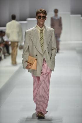 Entertainment Bilder des Tages June 21, 2025, Milano, MI: A model presents a creation by Dolce & Gabbana for the Menswear Ready-to-wear Spring-Summer 2026 collection as part of the Milan Fashion Week,.in Milan, Italy, 21 June 2025. Milano Fashion week runs from 20 to 24 June 2025. ANSA MATTEO CORNER Milano MI  - ZUMAa110 20250621_zaf_a110_028 Copyright: xAnsax