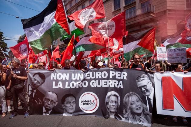 Bilder des Jahres 2025, News 06 Juni News Themen der Woche KW25 News Bilder des Tages June 21, 2025, Rome, Rm, Italy: Thousands join the national demonstration Disarmiamoli , against European rearmament, against NATO, against genocide and for the freedom of the Palestinian people. Not a single euro for their war reads the banner. Rome Italy - ZUMAg256 20250621_znp_g256_032 Copyright: xMarcoxDixGianvitox