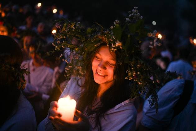 Summer Solstice celebrations in Krakow KRAKOW, POLAND - JUNE 21: People wear flower crowns and hold candles around a bonfire during a Summer Solstice celebration in Krakow, Poland on June 21, 2025. The summer Solstice represents the longest day of the year and it is celebrated around the world. Omar Marques Anadolu Krakow Poland. Editorial use only. Please get in touch for any other usage.  Copyright: x2025xAnadoluxOmarxMarquesx