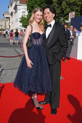 Trixi Giese mit Ehemann Samy Neo auf dem Roten Teppich zur STAATSOPER FÜR ALLE in der Staatsoper Unter den Linden in Berlin am 21.06.2025