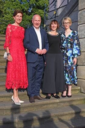 Ilka Horstmeier (Vorstand BMW), Kai Wegner, Elisabeth Sobotka (Intendantin der Staatsoper), Nina Englert (Leitung BMW Berlin) auf dem Roten Teppich zur STAATSOPER FÜR ALLE in der Staatsoper Unter den Linden in Berlin am 21.06.2025