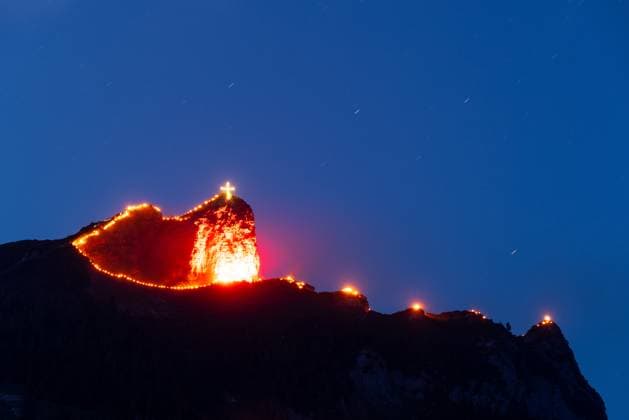 Sonnenwendfeuer am Achensee Bergfeuer zur Sommersonnenwende sind an den Gipfeln der Alpen am Achensee zu sehen., Maurach Tirol Österreich *** Solstice bonfires at Lake Achensee Mountain bonfires at the summer solstice can be seen on the peaks of the Alps at Lake Achensee , Maurach Tirol Austria