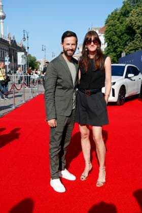 Staatsoper für alle , Roter Teppich auf dem Bebelplatz, Berlin, 21.06.2025 Franz Dinda und Elise Dinda bei der Ankunft zu Charles Gounods RomÃ o et Juliette nach William Shakespeare in der Staatsoper für Alle auf dem Bebelplatz in Berlin am 21.6.2025. Berlin Staatsoper Unter den Linden Copyright: xAnitaxBuggex