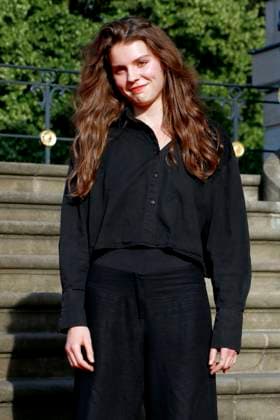 Staatsoper für alle , Roter Teppich auf dem Bebelplatz, Berlin, 21.06.2025 Rosa CÃ sar Waschke (Tochter von Mark Waschke) bei der Ankunft zu Charles Gounods RomÃ o et Juliette nach William Shakespeare in der Staatsoper für Alle auf dem Bebelplatz in Berlin am 21.6.2025. Berlin Staatsoper Unter den Linden Copyright: xAnitaxBuggex