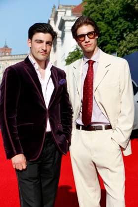 Staatsoper für alle , Roter Teppich auf dem Bebelplatz, Berlin, 21.06.2025 Gast und Bert Heldt (opera.bert Influencer Instagram) bei der Ankunft zu Charles Gounods RomÃ o et Juliette nach William Shakespeare in der Staatsoper für Alle auf dem Bebelplatz in Berlin am 21.6.2025. Berlin Staatsoper Unter den Linden Copyright: xAnitaxBuggex