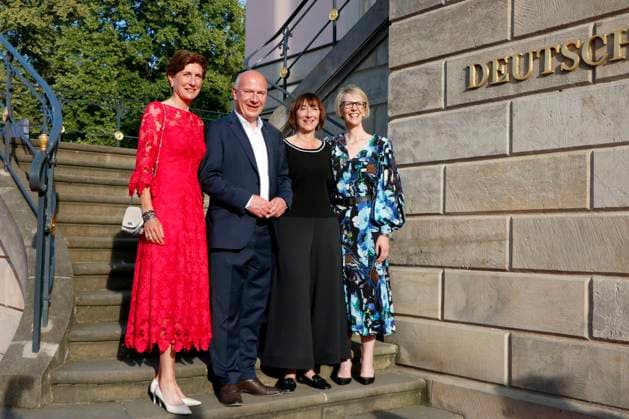 Staatsoper für alle , Roter Teppich auf dem Bebelplatz, Berlin, 21.06.2025 Ilka Horstmeier (Vorstand BMW), Kai Wegner, Elisabeth Sobotka (Intendantin der Staatsoper Unter den Linden) und Nina Englert (Leitung Niederlassung Berlin) bei der Ankunft zu Charles Gounods RomÃ o et Juliette nach William Shakespeare in der Staatsoper für Alle auf dem Bebelplatz in Berlin am 21.6.2025. Berlin Staatsoper Unter den Linden Copyright: xAnitaxBuggex