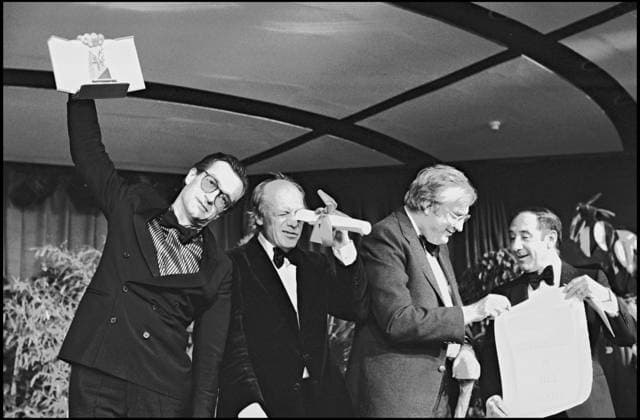 ARCHIVES - WIM WENDERS PALME D OR POUR PARIS TEXAS ET BERTRAND TAVERNIER LORS DE LA SOIREE DE CLOTURE DU FESTIVAL DE CANNES EN 1984 Cannes France *** Archiv WIM WENDERS PALME D Gold für Paris Texas und BERTRAND TAVERNIER LORS von DIE ABENDFEIER von ZAUN VON FESTIVAL von Cannes IN 1984 Cannes Frankreich  Copyright: xANGELI-RINDOFFx xBESTIMAGExANGELI-RINDOFFx xBESTIMAGEx