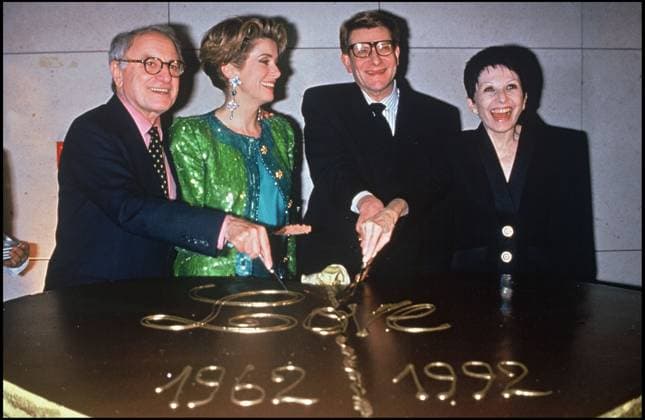 ARCHIVES - PIERRE BERGE, YVES SAINT LAURENT, CATHERINE DENEUVE ET ZIZI JEANMAIRE A LA SOIREE ANNIVERSAIRE DES 30 ANS DE CARRIERE DE YVES SAINT LAURENT Paris France *** Archiv Gestein BERGE, YVES Heiliger LAURENT, CATHERINE DENEUVE und ZIZI JEANMAIRE A DIE ABENDFEIER Geburtstag DES 30 ANS von CARRIERE von YVES Heiliger LAURENT Paris Frankreich  Copyright: xBERTRANDxRINDOFFxPETROFFx xBESTIMAGExBERTRANDxRINDOFFxPETROFFx xBESTIMAGEx