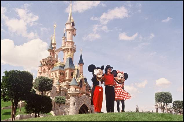 ARCHIVES - MICHAEL JACKSON A EURODISNEY DYSNEYLAND PARIS MICKEY MINNIE France *** Archiv MICHAEL JACKSON A EURODISNEY DYSNEYLAND Paris MICKEY MINNIE Frankreich  Copyright: xAGENCEx xBESTIMAGExAGENCEx xBESTIMAGEx