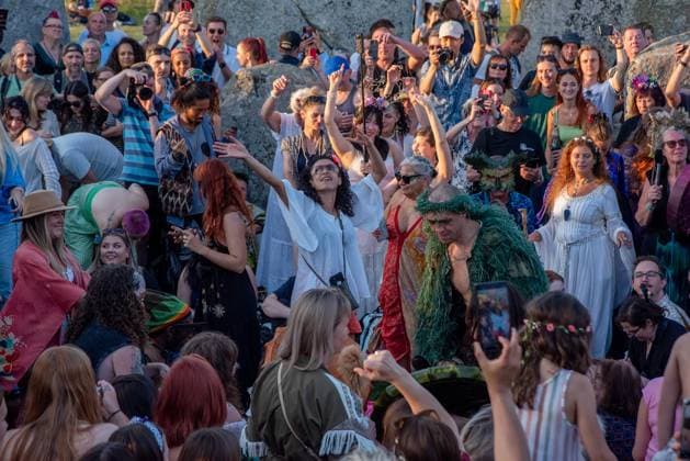 Summer Solstice Celebration in Stonehenge, UK - 20 Jun 2025 The revellers sing and dance at the Stone Circle a night before the summer solstice. Revellers gathered by Stonehenge to celebrate the summer solstice. The summer solstice is when the sun is at its furthest point from the Equator and making it the longest day of the year. Stonehenge United Kingdom Copyright: xKrisztianxElekx xSOPAxImagesx SSS_20250621_STONE_HENGE_0011005