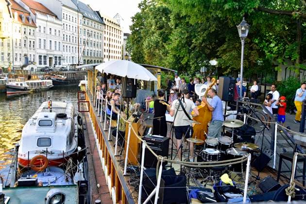 Historischer Hafen Fischerinsel, Fete de la Musique an Bord *** Historic harbor Fischerinsel, Fete de la Musique on board