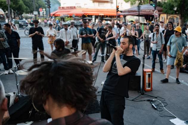A Huge Crowd In The Streets Of Paris For la Fete De La Musique . A band performs in a street as part of France s annual street music festival, the Fete de la Musique, in Paris, France, on June 21, 2025. Paris France  Copyright: xJeromexGillesx originalFilename: chobeaux-canicule250621_np8N5.jpg