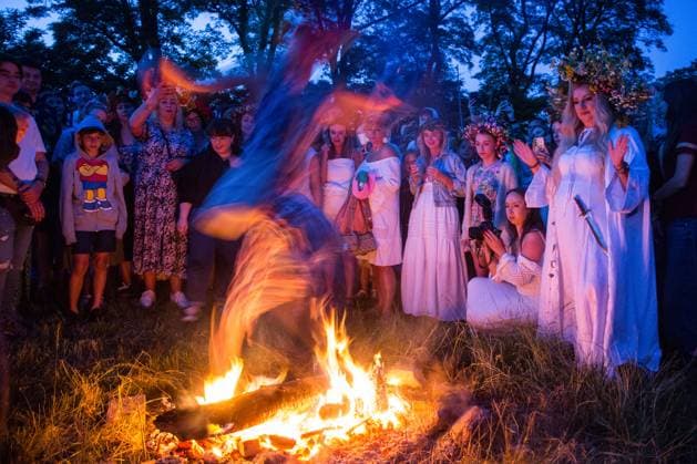 Kupala Night on the Odra River in Cigacice, Poland - 21 Jun 2025 A woman is jumping over a bonfire during the Kupala Night celebrations. Kupala Night (Polish: Noc Kupa³y) is an old Slavic holiday celebrated on the night of the summer solstice. It combines the cult of nature, fertility, fire and water. Cigacice Poland Copyright: xKarolxSerewisx xSOPAxImagesx ks_20250621_kni_004