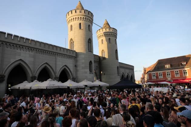Der Potsdamer Kneipenchor singt am Nauener Tor während der Fete de la Musique in Potsdam, 21. Juni 2025. Fete de la Musique in Potsdam *** The Potsdam Pub Choir sings at the Nauener Tor during the Fete de la Musique in Potsdam, June 21, 2025 Fete de la Musique in Potsdam