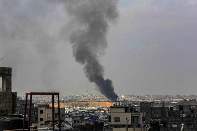 News Themen der Woche KW25 News Bilder des Tages Israeli attacks on Gaza continue KHAN, YUNIS - GAZA - JUNE 22: Smoke rises from the area after an Israeli strike targeted Khan Yunis, Gaza on June 22, 2025. Abed Rahim Khatib Anadolu Khan Yunis Gaza. Editorial use only. Please get in touch for any other usage.  Copyright: x2025xAnadoluxAbedxRahimxKhatibx