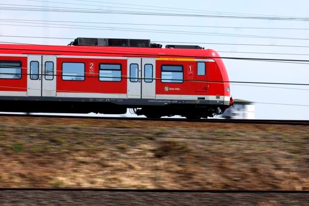 Eine S-Bahn fährt nahe des Bahnhofs Köln Deutz. Das Deutschlandticket kostet seit 2025 statt 49 nunmehr 58 Euro. Darauf verständigten sich im letzen Jahr die Verkehrsminister der Länder. (Themenbild, Symbolbild) Köln, 21.06.2025 NRW Deutschland *** An S-Bahn train passes near Cologne Deutz station The Deutschlandticket will now cost 58 euros instead of 49 euros from 2025 This was agreed last year by the transport ministers of the federal states Themed image, symbolic image Cologne, 21 06 2025 NRW Germany Copyright: xChristophxHardtx