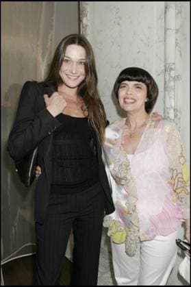CARLA BRUNI ET MIREILLE MATHIEU - INAUGURATION DE LA NOUVELLE BOUTIQUE GUERLAIN SUR LES CHAMPS ELYSEES A PARIS Paris France *** CARLA BRUNI und MIREILLE MATHIEU ERÖFFNUNG von DIE NEU commerce GUERLAIN auf sie FELDER ELYSEES A Paris Paris Frankreich  Copyright: xRINDOFF-GUIRECx xBESTIMAGExRINDOFF-GUIRECx xBESTIMAGEx
