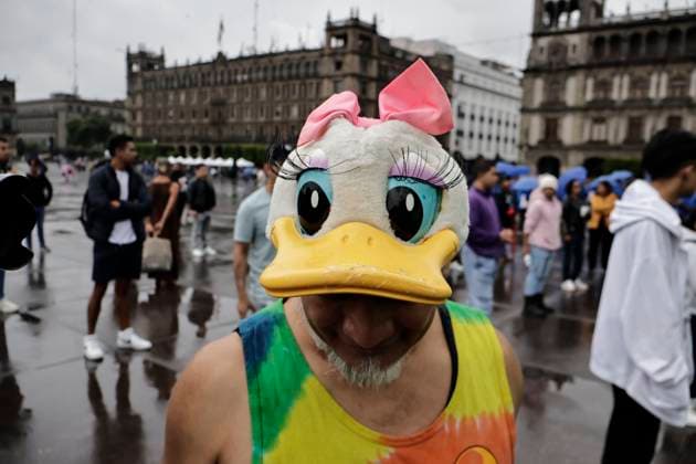 June 22, 2025, Mexico, Cdmx, Mexico: Hundreds of people gathered in Mexico City s Plaza de la ConstitucioÂ³n to break the record for the world s largest LGBTTTIQA+ flag. For this event, they used umbrellas in the same colors as the gay community flag. Mexico Mexico - ZUMAp204 20250622_zip_p204_012 Copyright: xJosuexPerezx